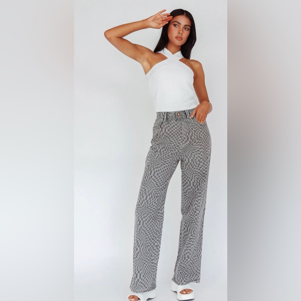 NWT! Beautiful White criss-cross top. Size L